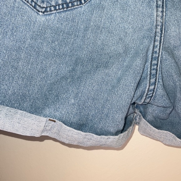 Vintage 90s High-Waisted Cuffed Light Wash Denim Shorts - Picture 4 of 4